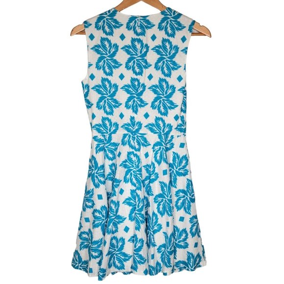 Diane Von Furstenberg Size 2 Blue / White Floral Sleeveless Midi Fit Flare Dress - Picture 2 of 3